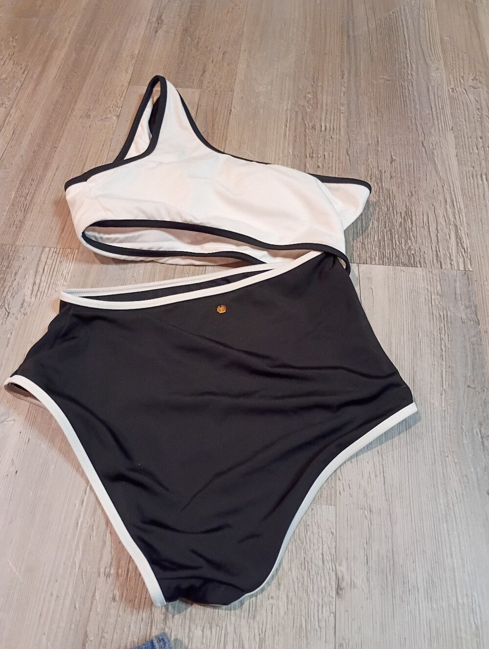 Victoria Secret - Picture 4 of 5